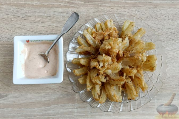 "Хризантема" из жареного лука