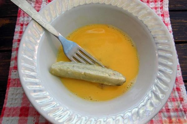 Маринованные огурцы, жаренные в панировке
