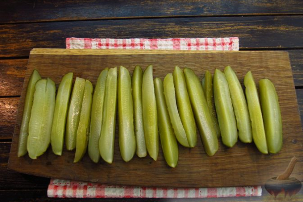 Маринованные огурцы, жаренные в панировке