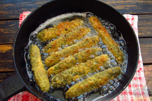Маринованные огурцы, жаренные в панировке