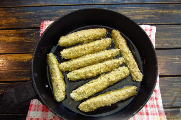 Маринованные огурцы, жаренные в панировке