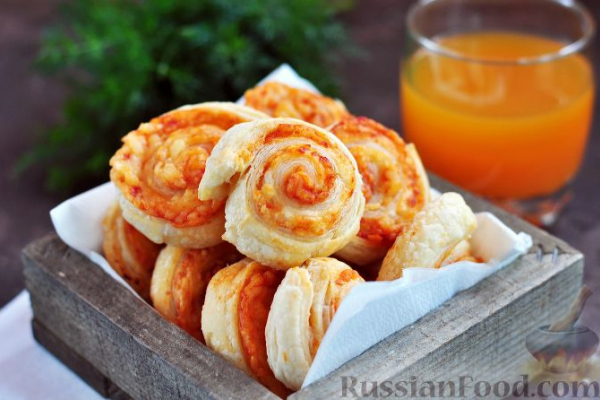 Слоеные завитки с сыром