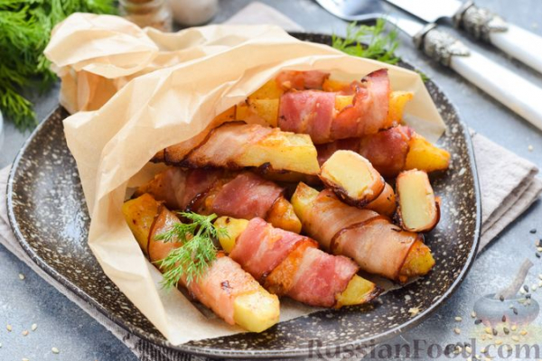 Запечённый картофель с сыром в беконе