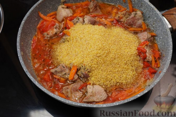 Булгур с мясом и овощами, на сковороде
