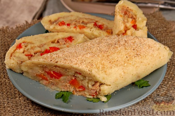 Картофельный рулет с консервированным тунцом и сладким перцем