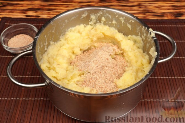 Картофельный рулет с консервированным тунцом и сладким перцем
