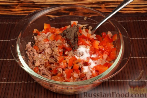 Картофельный рулет с консервированным тунцом и сладким перцем