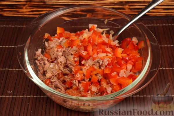Картофельный рулет с консервированным тунцом и сладким перцем