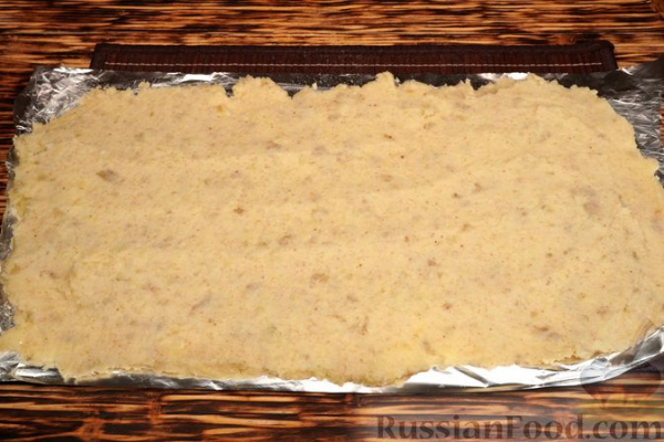 Картофельный рулет с консервированным тунцом и сладким перцем