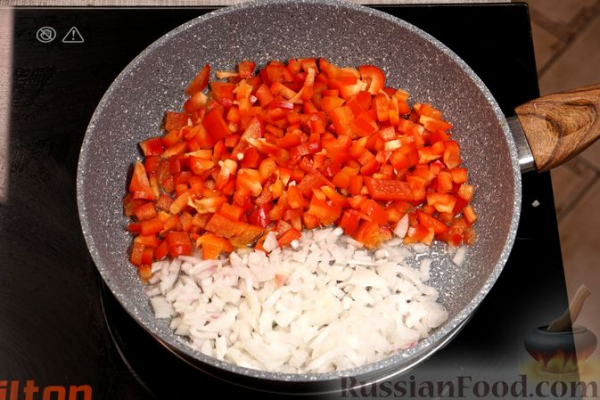 Картофельный рулет с консервированным тунцом и сладким перцем