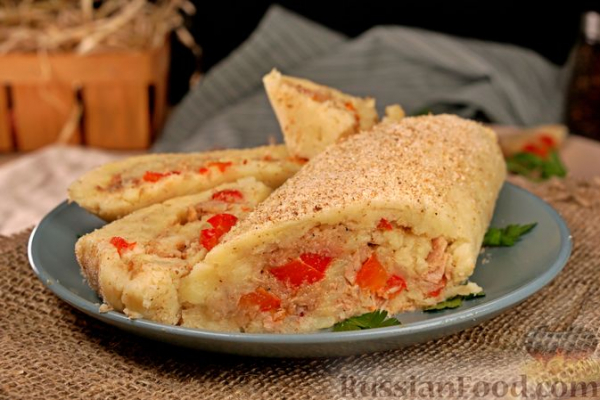 Картофельный рулет с консервированным тунцом и сладким перцем