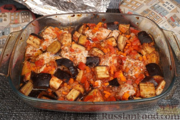 Курица, запечённая с баклажанами