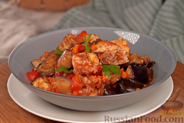 Курица, запечённая с баклажанами