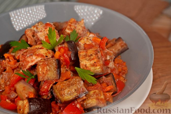 Курица, запечённая с баклажанами