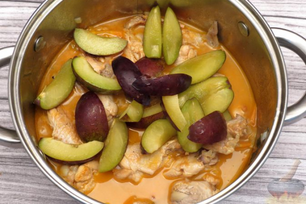 Куриные крылышки, тушенные со сливами