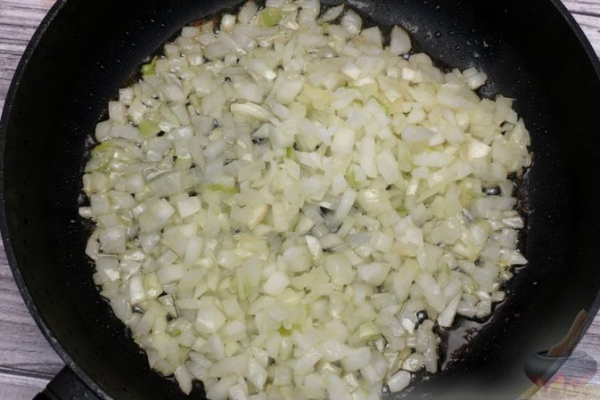 Куриные крылышки, тушенные со сливами