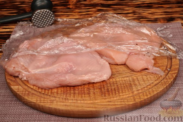 Куриные рулеты с ветчиной и сыром, в слоёном тесте