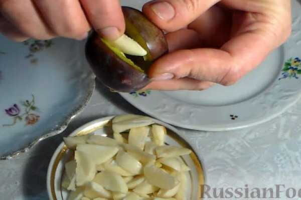Маринованные сливы с чесноком