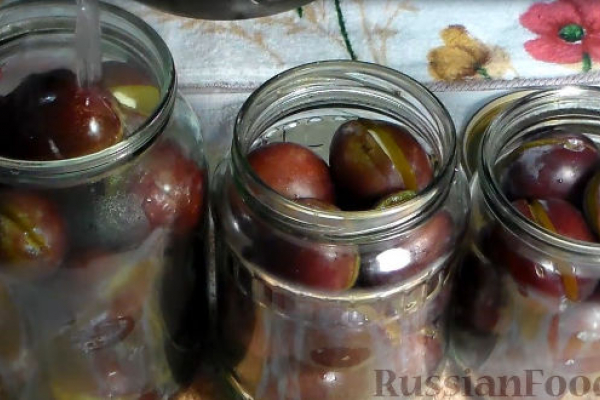Маринованные сливы с чесноком