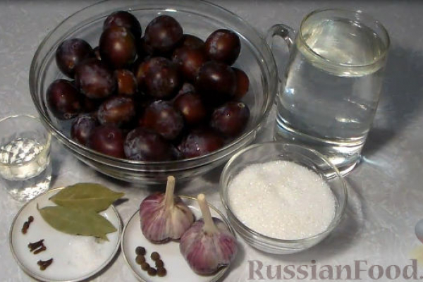 Маринованные сливы с чесноком