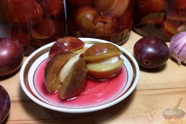 Маринованные сливы с чесноком