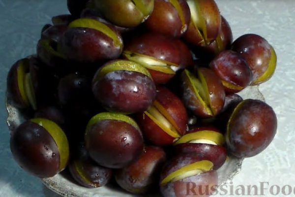 Маринованные сливы с чесноком
