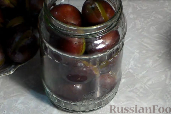Маринованные сливы с чесноком