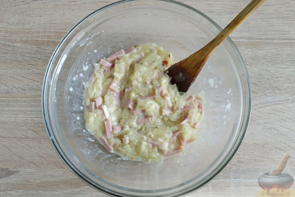 Немецкий луковый пирог с копченым мясом