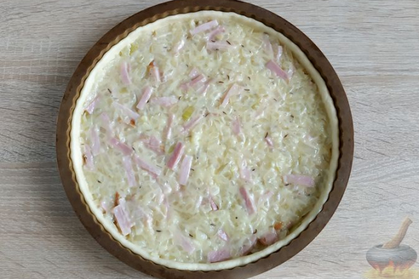 Немецкий луковый пирог с копченым мясом