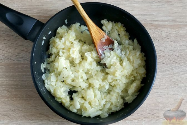 Немецкий луковый пирог с копченым мясом