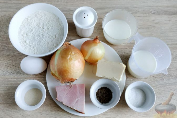 Немецкий луковый пирог с копченым мясом