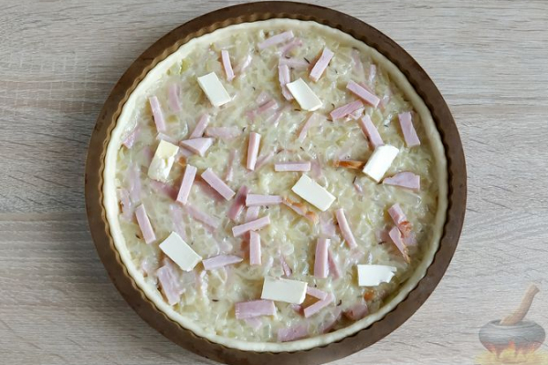 Немецкий луковый пирог с копченым мясом