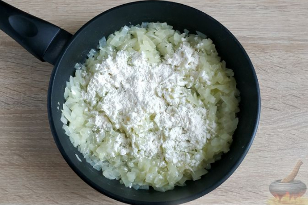 Немецкий луковый пирог с копченым мясом
