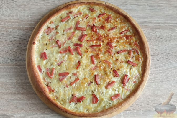 Немецкий луковый пирог с копченым мясом