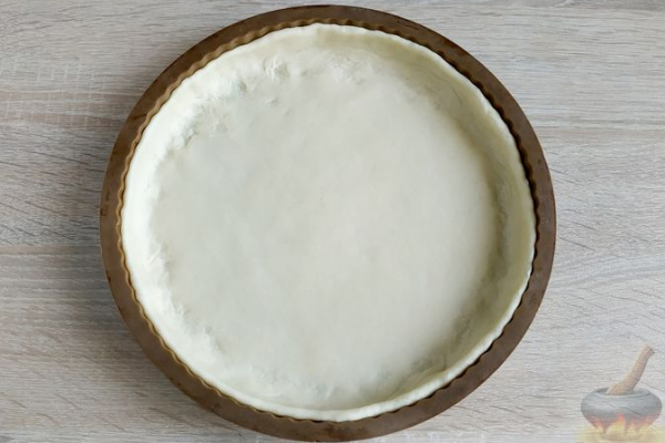 Немецкий луковый пирог с копченым мясом