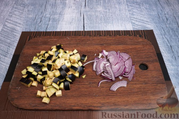 Салат из помидоров с баклажанами и моцареллой