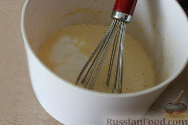 Сливовый пирог на сметанном майонезе