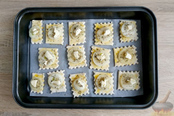 Слойки с луком и пряными травами