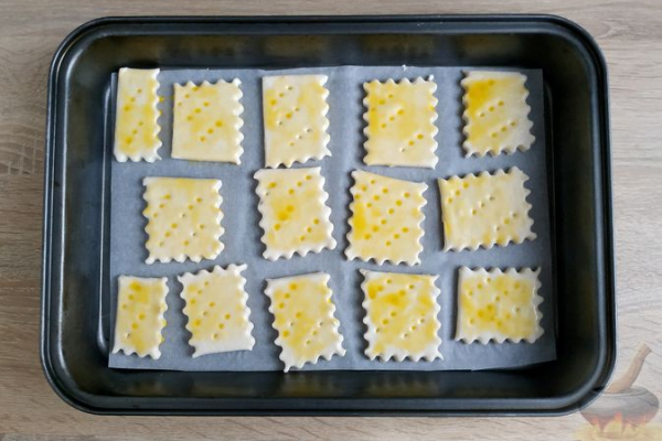 Слойки с луком и пряными травами