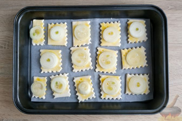 Слойки с луком и пряными травами