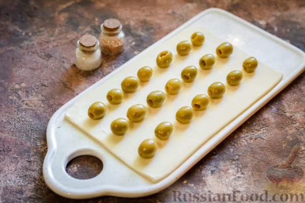 Слоёные палочки с оливками
