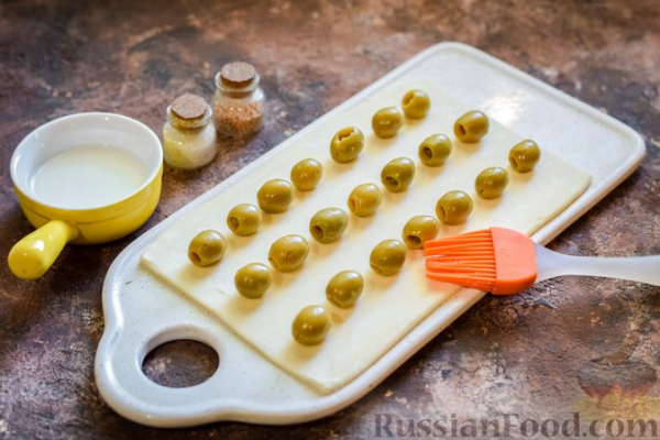 Слоёные палочки с оливками