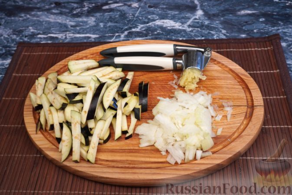 Спагетти с баклажанами, грибами и помидорами