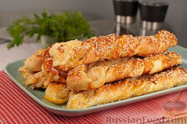 Закусочные слойки с фаршем и сыром