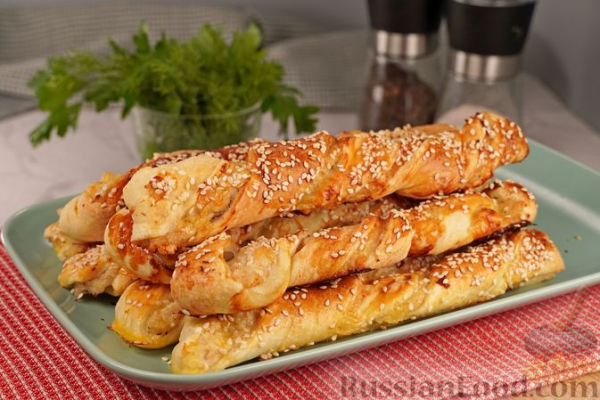 Закусочные слойки с фаршем и сыром