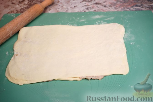 Закусочные слойки с фаршем и сыром