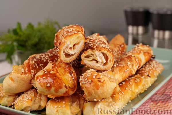 Закусочные слойки с фаршем и сыром