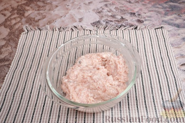 Закусочные слойки с фаршем и сыром