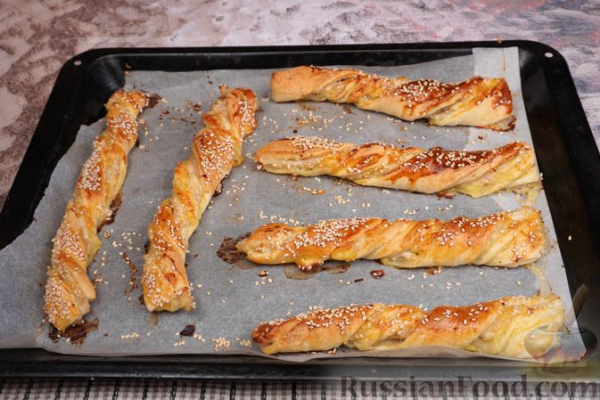 Закусочные слойки с фаршем и сыром