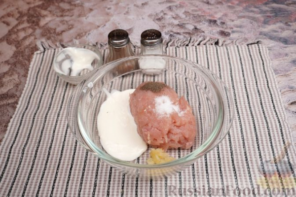 Закусочные слойки с фаршем и сыром